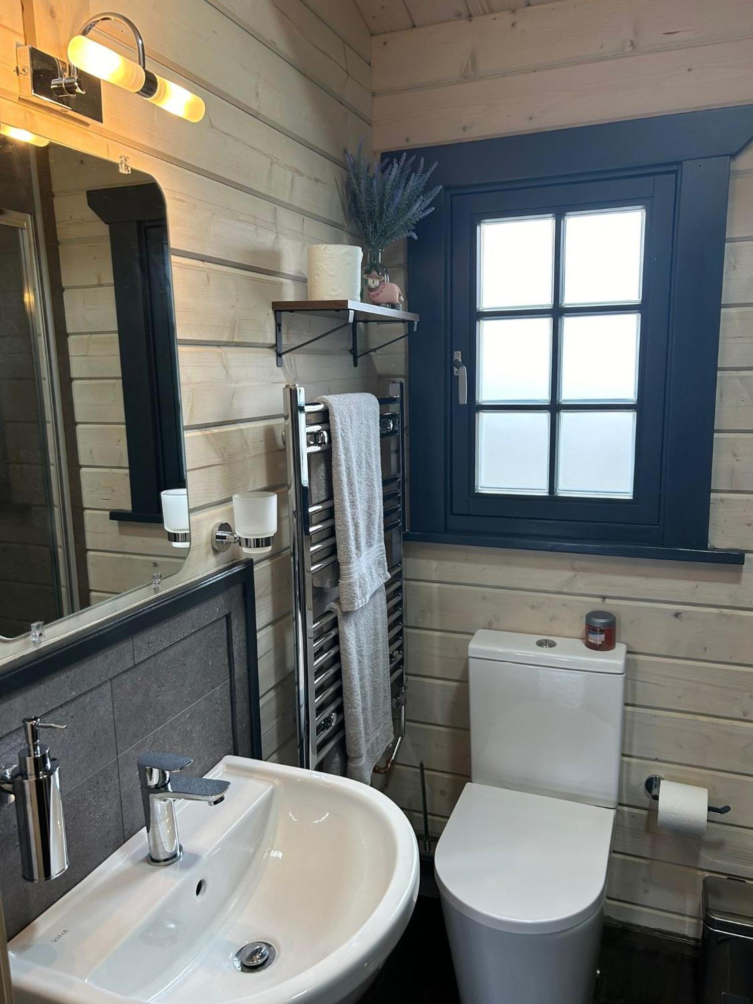 Little Rock Retreat Log Cabin With Hot Tub Castletown Gheoghegan Εξωτερικό φωτογραφία