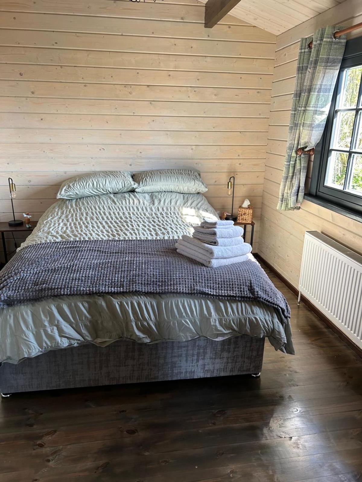 Little Rock Retreat Log Cabin With Hot Tub Castletown Gheoghegan Εξωτερικό φωτογραφία